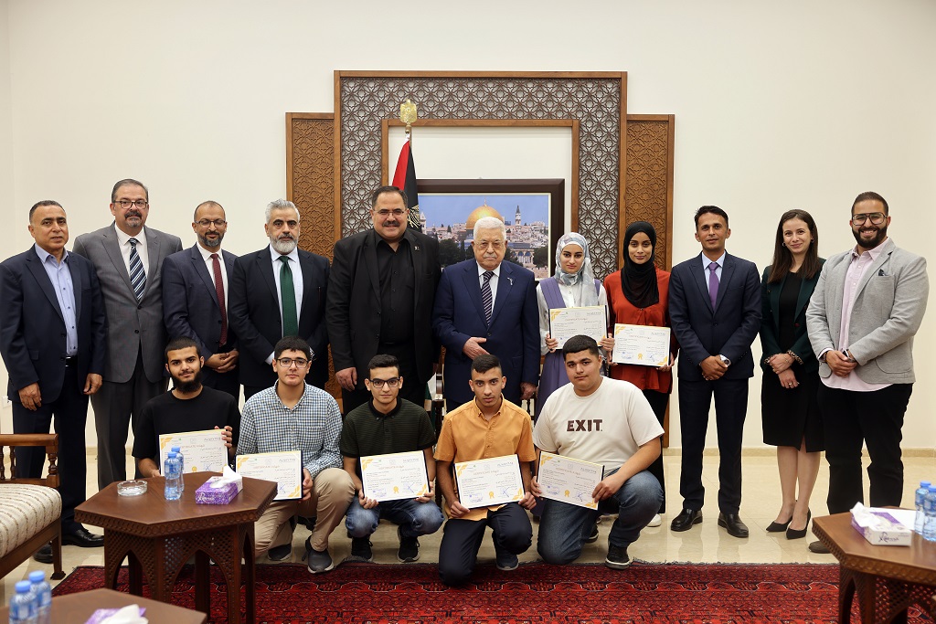 الرئيس محمود عباس يكرّم خريجي الفوج الأول من الأكاديمية الرقمية للابتكار العلمي (تصوير: ثائر غنايم)